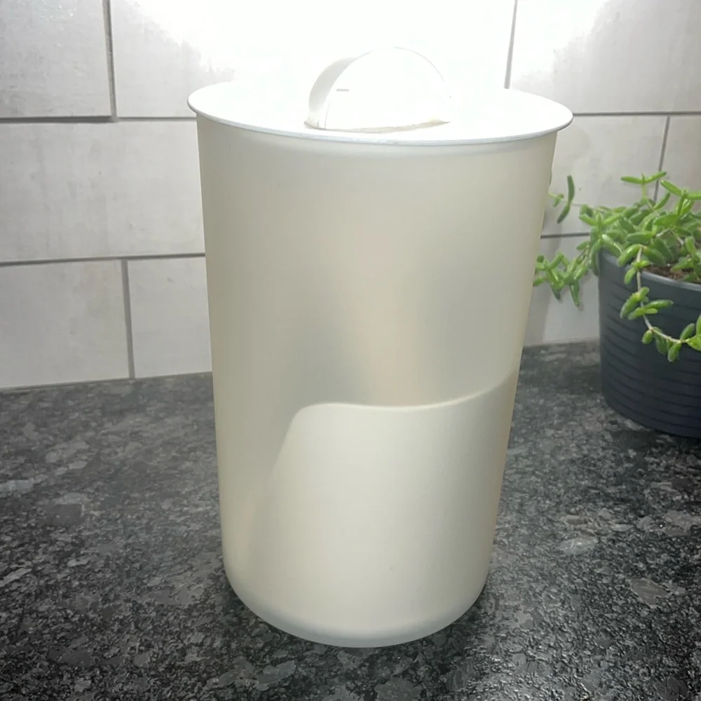 BAGEL KEEPER Brand new without tags Vintage Tupperware Removable insert.